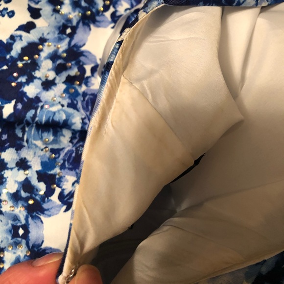 Gorgeous formal Xscape size 6 gown! - Picture 7 of 8